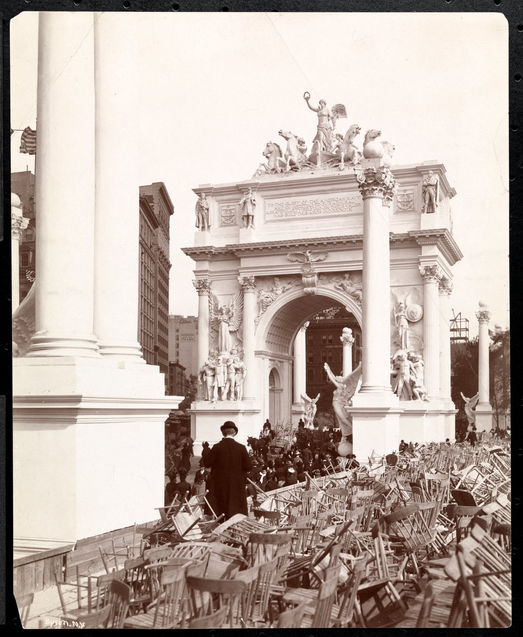 Vista do arco de Dewey na 5ª Avenida e Madison Square após o desfile de Dewey, Nova York, 1899 de Byron Company