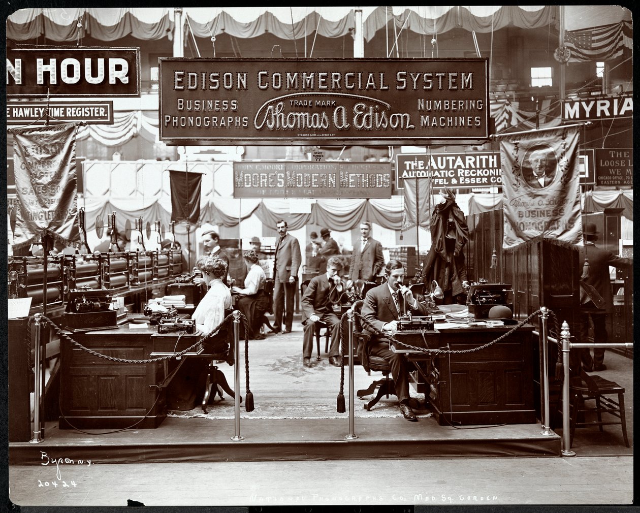 Vista do estande Edison Co. de equipamentos de escritório em uma feira no Madison Square Garden, Nova York, 1905 (impressão de gelatina de prata) de Byron Company