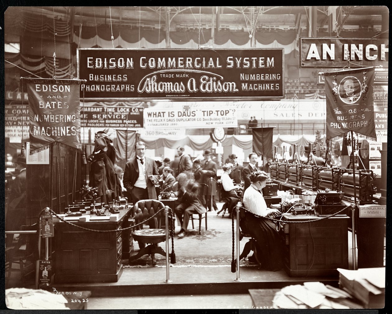 Vista do estande Edison Co. de equipamentos de escritório em uma feira no Madison Square Garden, Nova York, 1906 (impressão de gelatina de prata) de Byron Company
