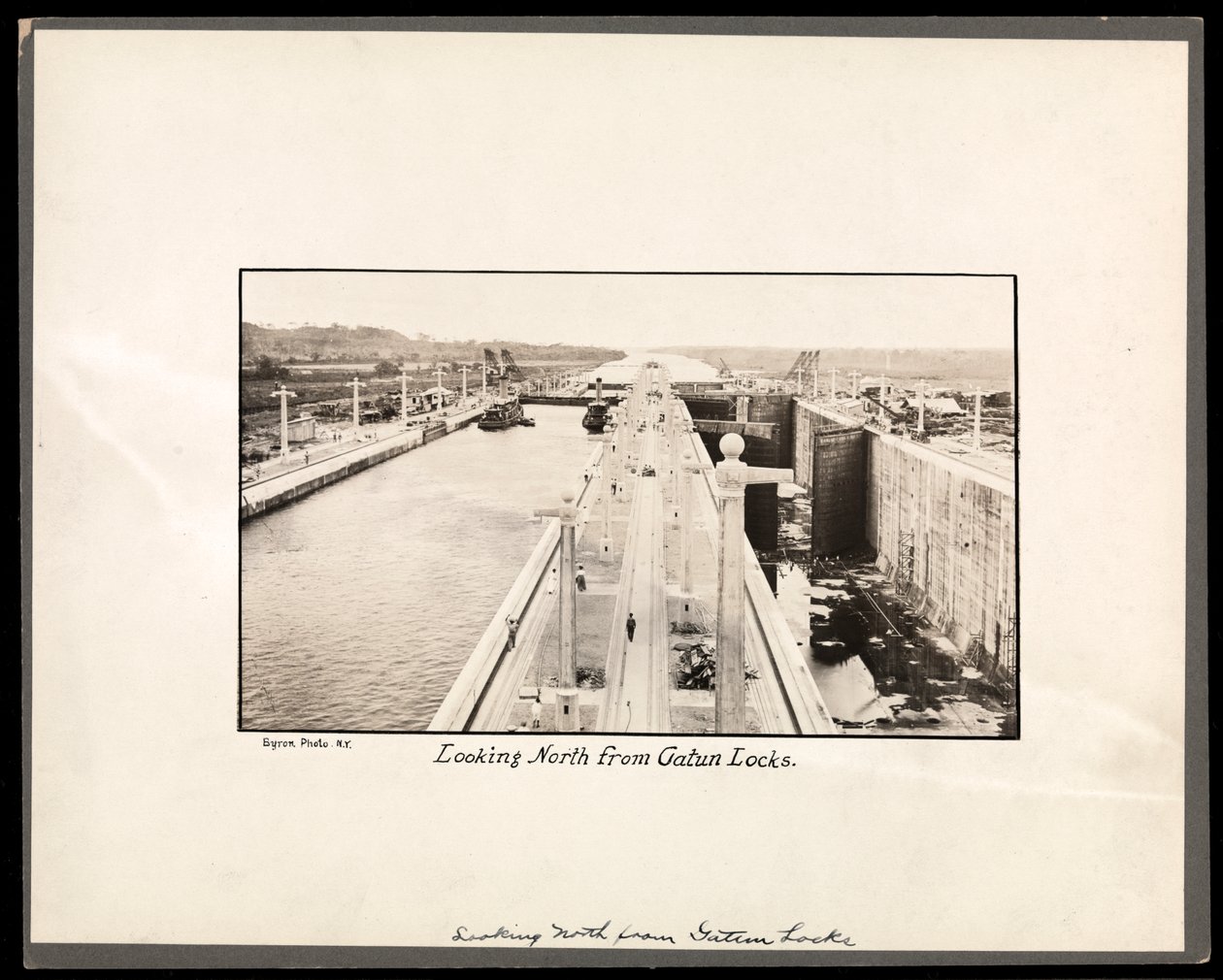 Vista das eclusas de Gatun do Canal do Panamá, durante a construção, 1912 ou 1913 (impressão em gelatina de prata) de Byron Company