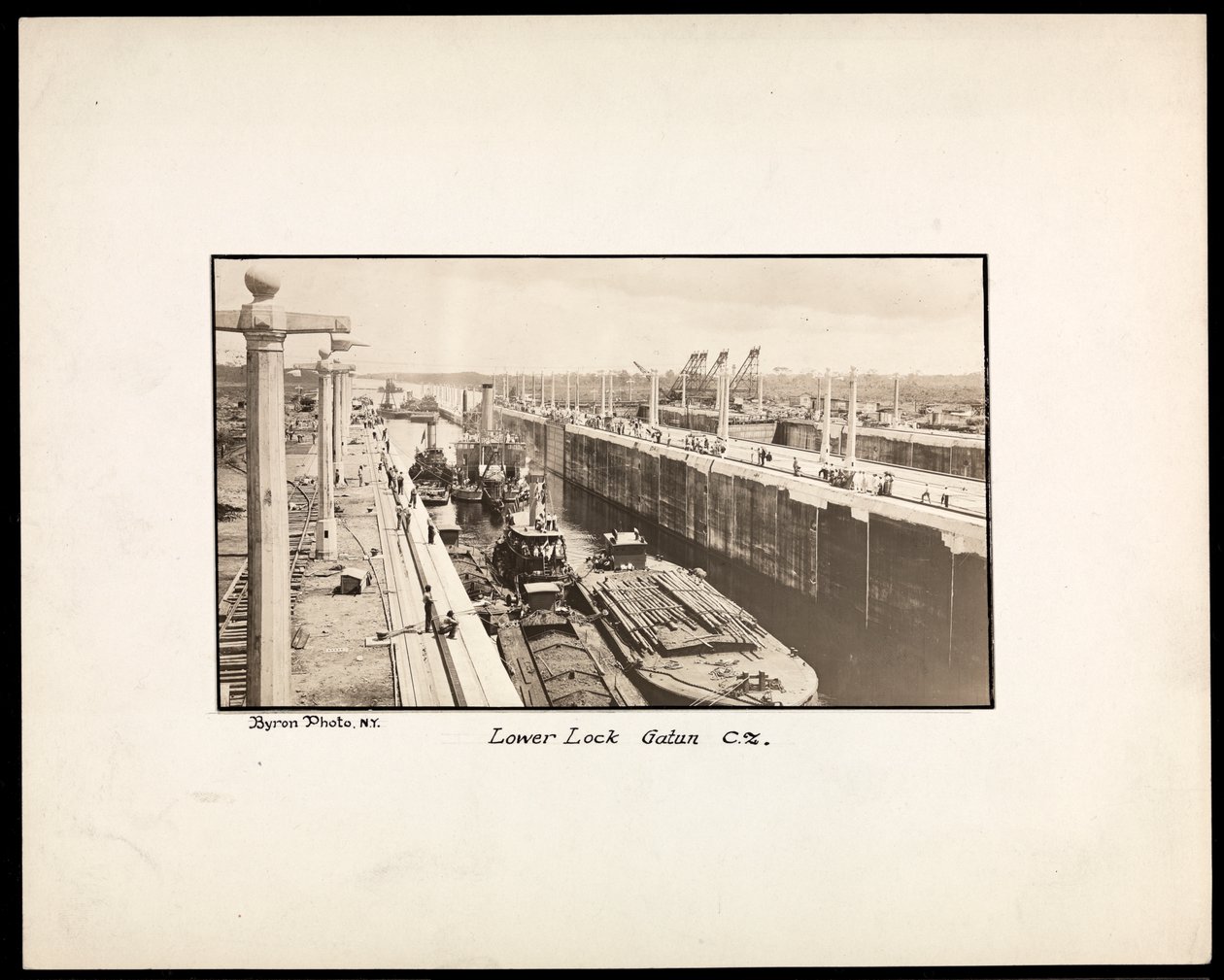 Vista das eclusas Gatun no Canal do Panamá, durante a construção, 1912 ou 1913 (impressão em gelatina de prata) de Byron Company