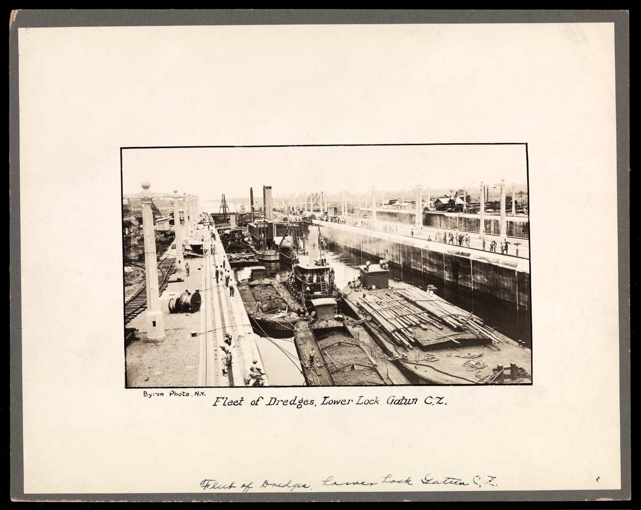 Vista das eclusas Gatun no Canal do Panamá, durante a construção, 1912 ou 1913 (impressão em gelatina de prata) de Byron Company