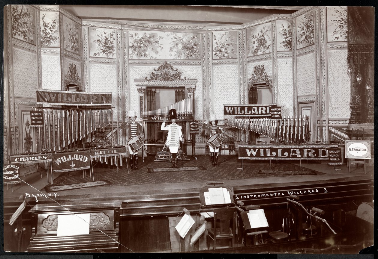 Vista do Instrumental Willards, em traje em um elaborado palco cheio de instrumentos musicais únicos, Nova York, 1907 (impressão de gelatina de prata) de Byron Company
