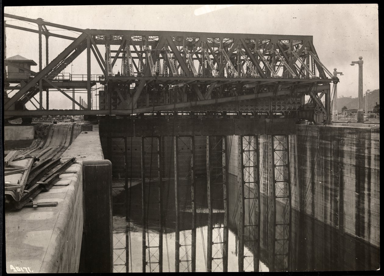 Vista do Canal do Panamá durante a construção, 1912 ou 1913 (impressão de gelatina de prata) de Byron Company