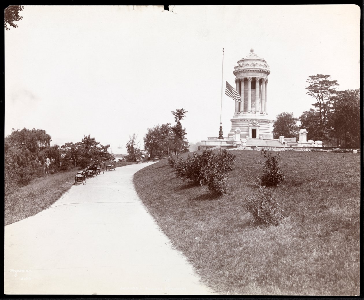 Vista do Monumento dos Soldados e dos Marinheiros e uma bandeira de mastros adjacentes em Riverside Park, Nova York, 1904 (impressão em gelatina de prata) de Byron Company