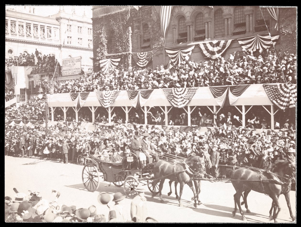 Vista da multidão e uma carruagem puxada por cavalos no Dewey Parade na Quinta Avenida, Nova York, 1899 (impressão em gelatina de prata) de Byron Company