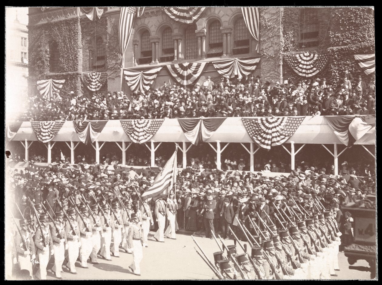 Vista da multidão e um grupo militar marchando no Dewey Parade na Quinta Avenida, Nova York, 1899 de Byron Company