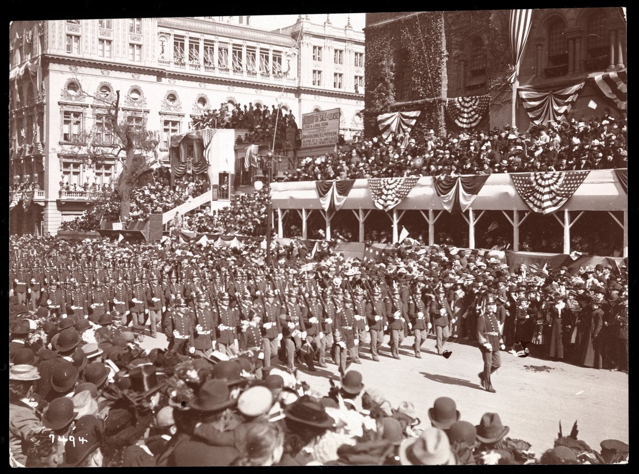 Vista da multidão e um grupo militar marchando no Dewey Parade na Quinta Avenida, Nova York, 1899 de Byron Company