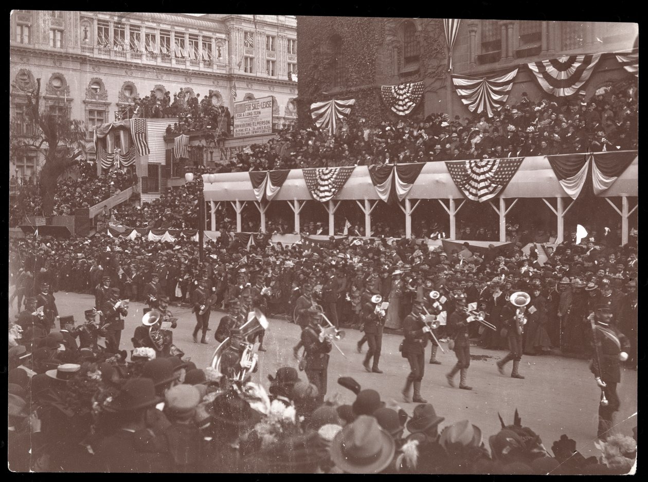 Vista da multidão e um grupo militar marchando no Dewey Parade na Quinta Avenida, Nova York, 1899 de Byron Company