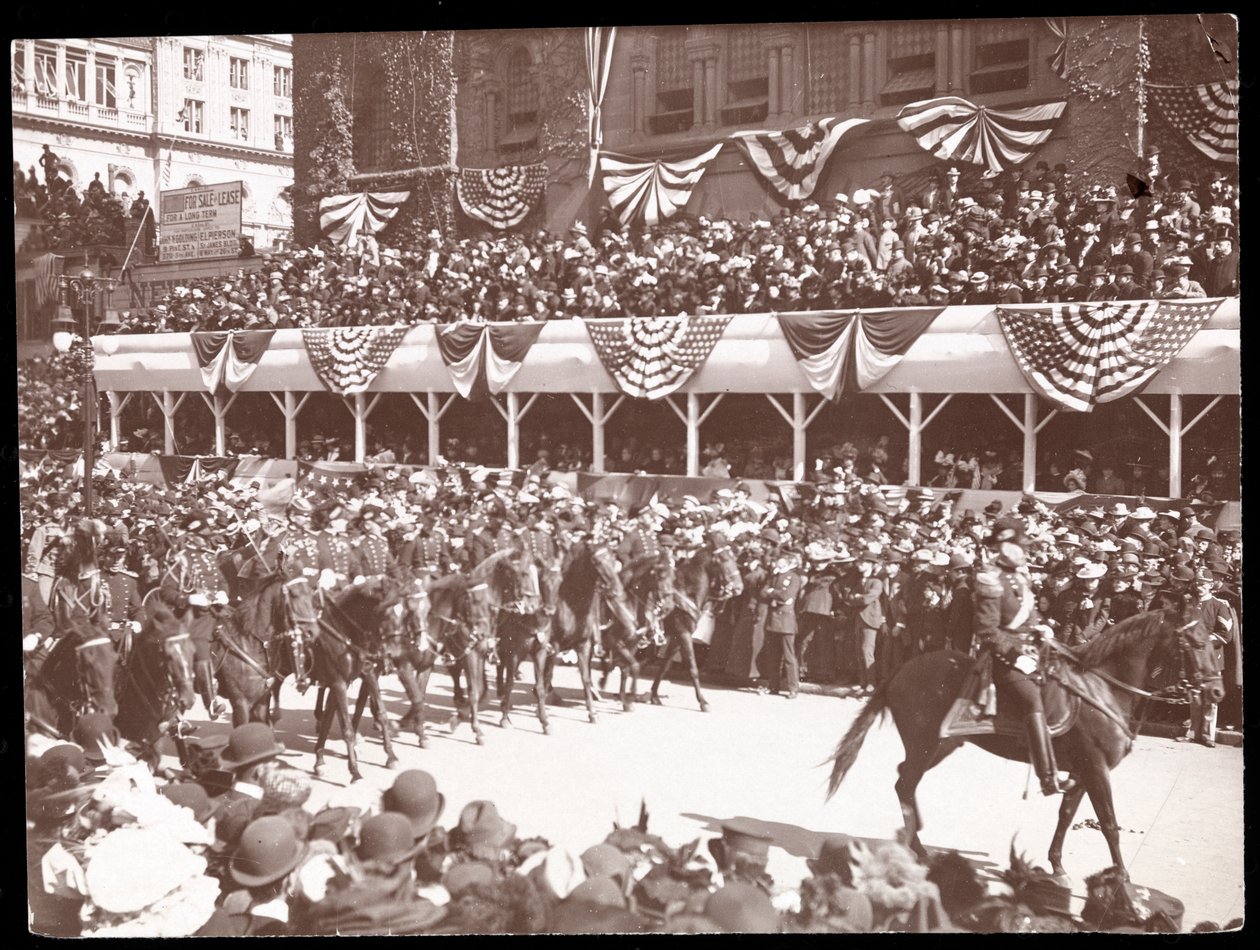 Vista da multidão e um grupo militar montado no Dewey Parade na Quinta Avenida, Nova York, 1899 (impressão de gelatina de prata) de Byron Company