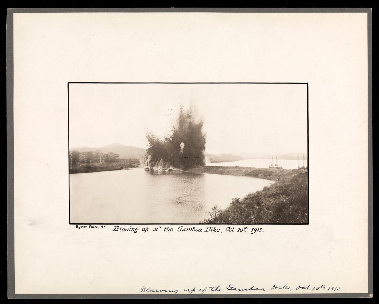 Vista da explosão na explosão do dique da Gamboa, durante a construção do Canal do Panamá, em 10 de outubro de 1913 (impressão em gelatina de prata) de Byron Company