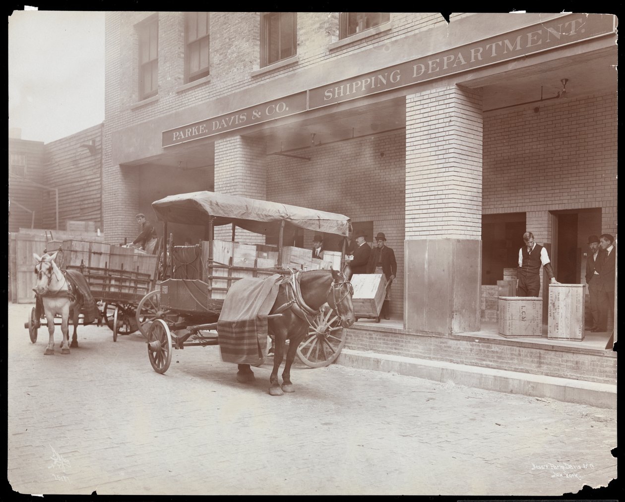 Vista da doca de carregamento do departamento de expedição em Parke, Davis und Co., químicos, Hudson und Vestry Streets, Nova York, 1910 (impressão em gelatina de prata) de Byron Company