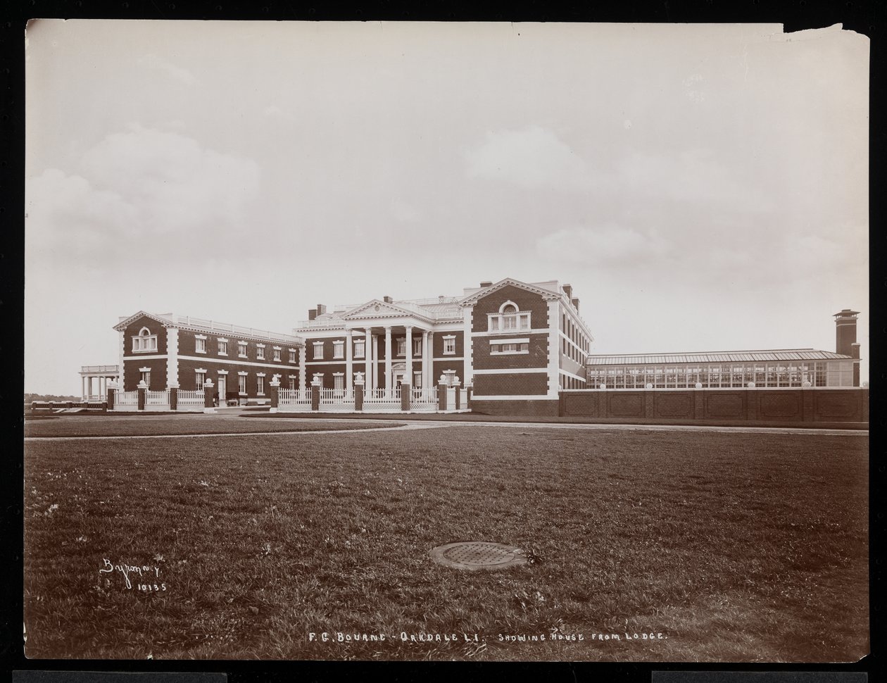 Vista da casa principal do alojamento, na propriedade do FG Bourne em Oakdale, Long Island, Nova York, 1900 (impressão em gelatina de prata) de Byron Company