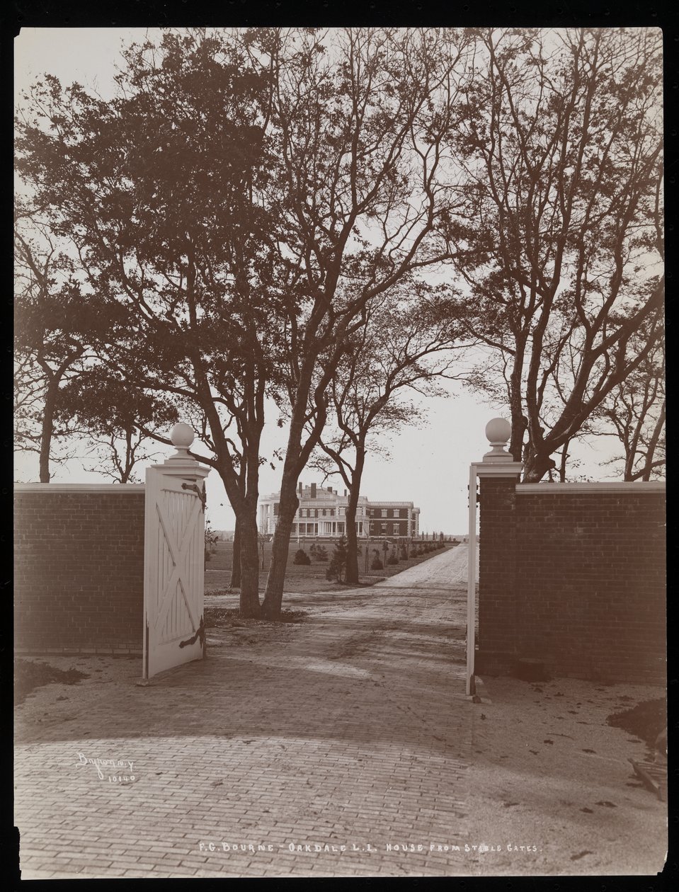 Vista da casa principal dos portões do estábulo, na propriedade de FG Bourne em Oakdale, Long Island, Nova York, 1900 (impressão em gelatina de prata) de Byron Company