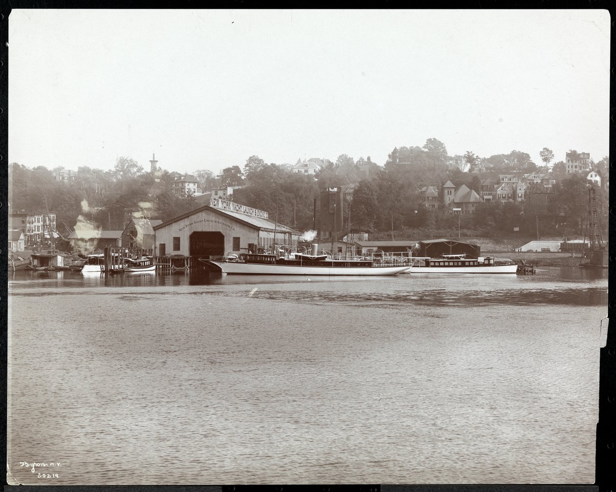 Vista do cais e embarcações do New York Yacht, Lançamento und Engine Co. no Harlem River, Nova York, 1905 (impressão em gelatina de prata) de Byron Company