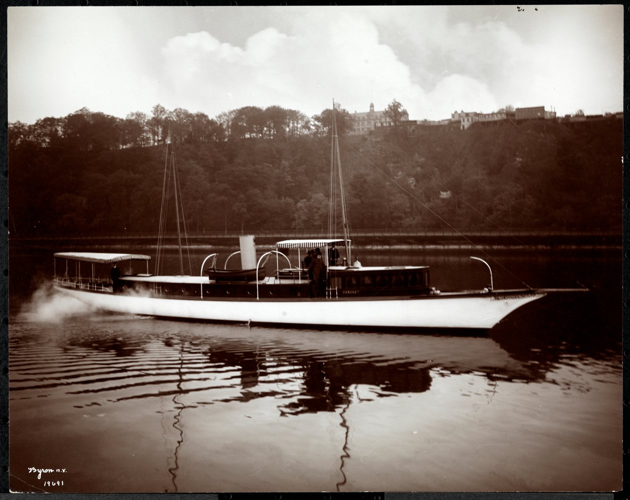 Vista do iate Coronet do New York Yacht, lançamento und Engine Co. no rio Harlem, Nova York, 1905 (impressão de gelatina de prata) de Byron Company