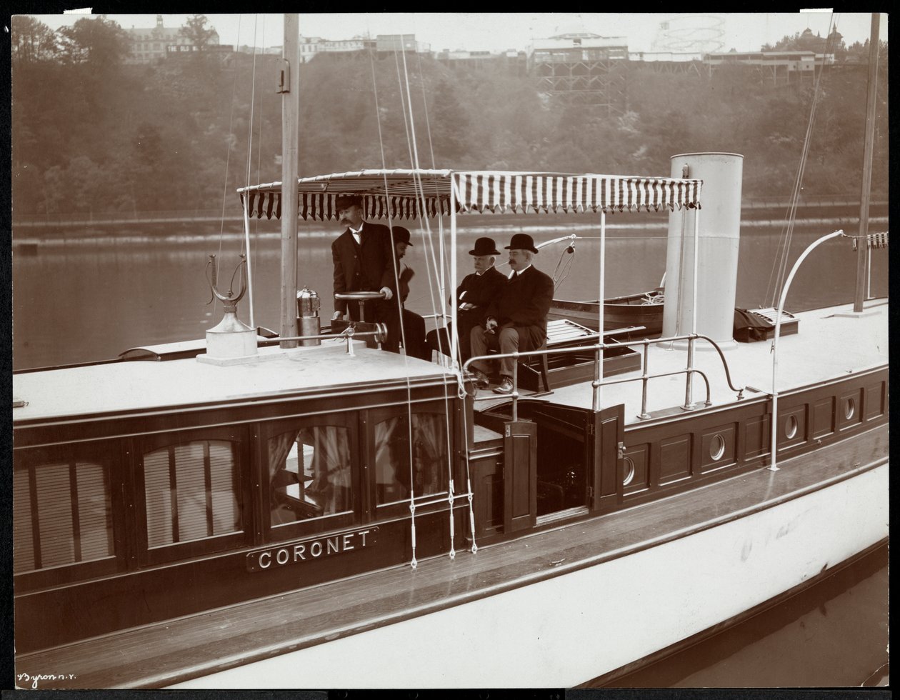 Vista do iate Coronet do New York Yacht, lançamento und Engine Co. no rio Harlem, Nova York, 1905 (impressão de gelatina de prata) de Byron Company