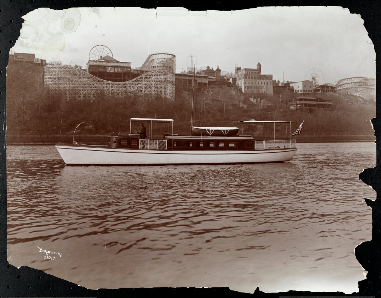 Vista, de, a, iate, Mousquetaire, de, a, iate nova iorque, lançar, und, motor, Co., ligado, a, rio harlem, nova iorque, 1905, (silver, gelatin, print) de Byron Company