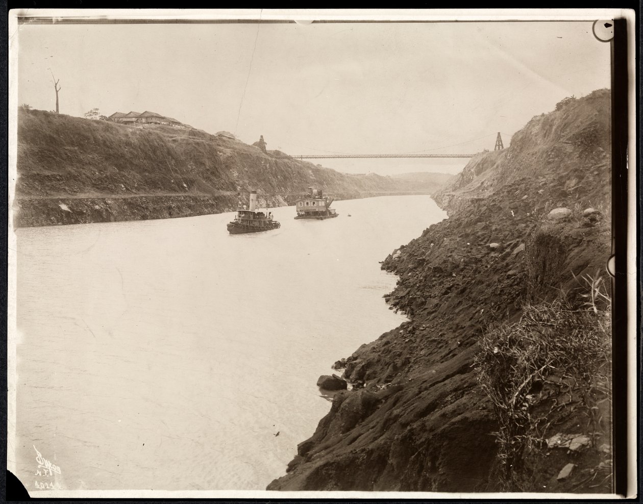 Vista, de, dois, barcos, em, a, canal panamá, durante, seu, construção, com, um, ponte suspensão, além, 1913, (silver, gelatin, print) de Byron Company