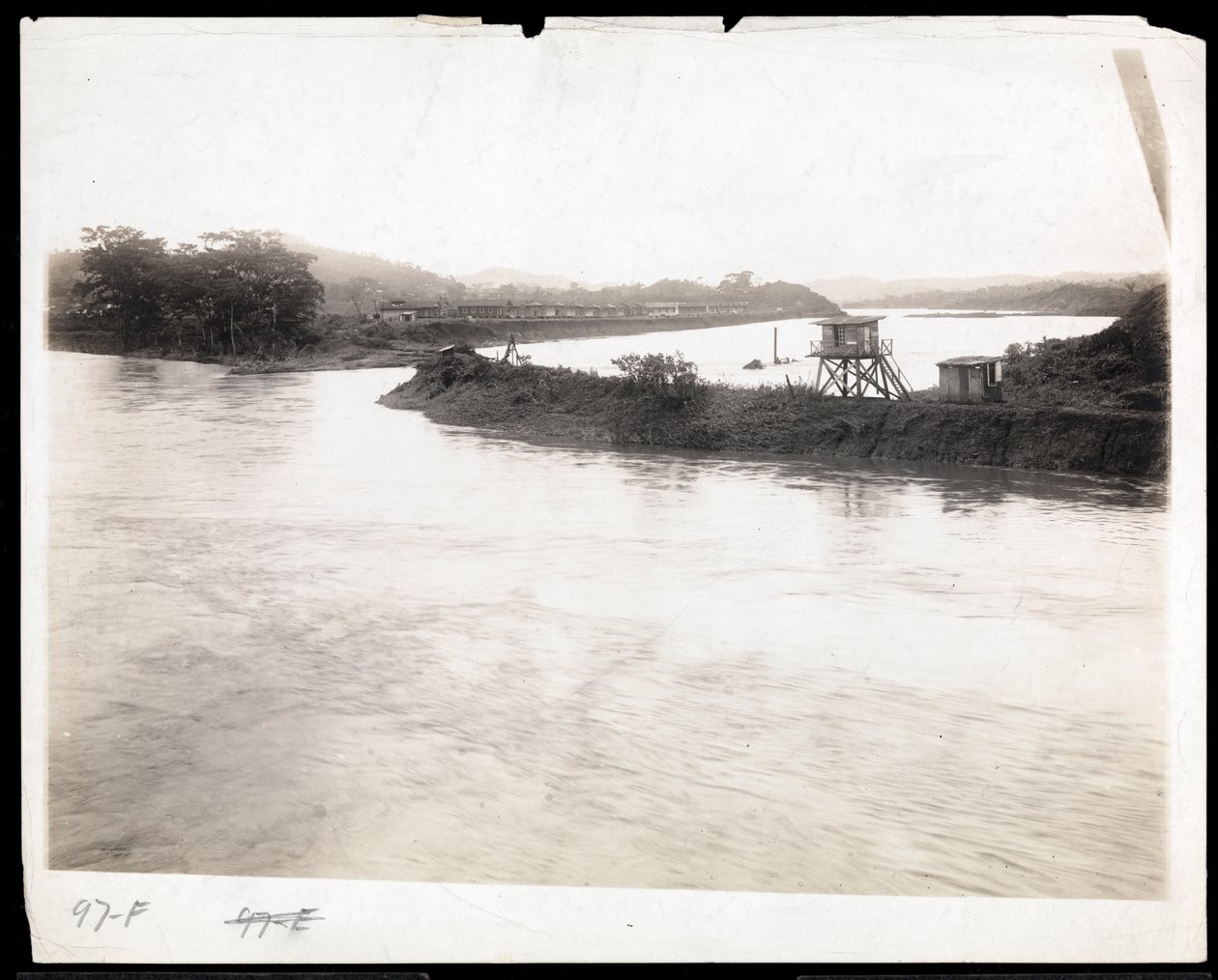 Vista da hidrovia durante a construção do Canal do Panamá com habitação de trabalhadores pré-fabricados além, 1912 ou 1913 (impressão de gelatina de prata) de Byron Company