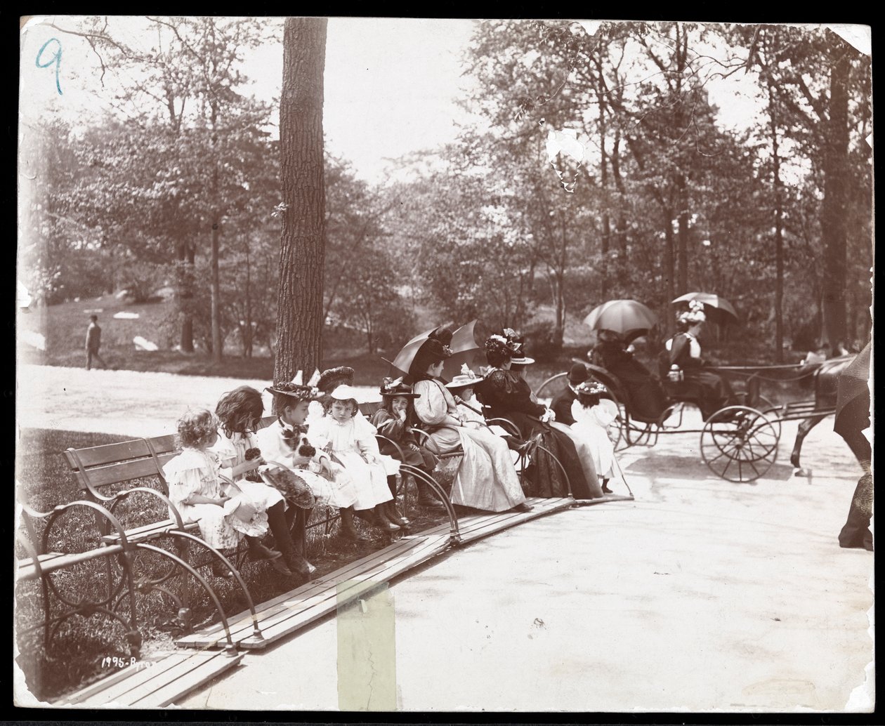 Vista de mulheres e crianças sentadas em bancos no Central Park, Nova York, 1898 (impressão de gelatina de prata) de Byron Company