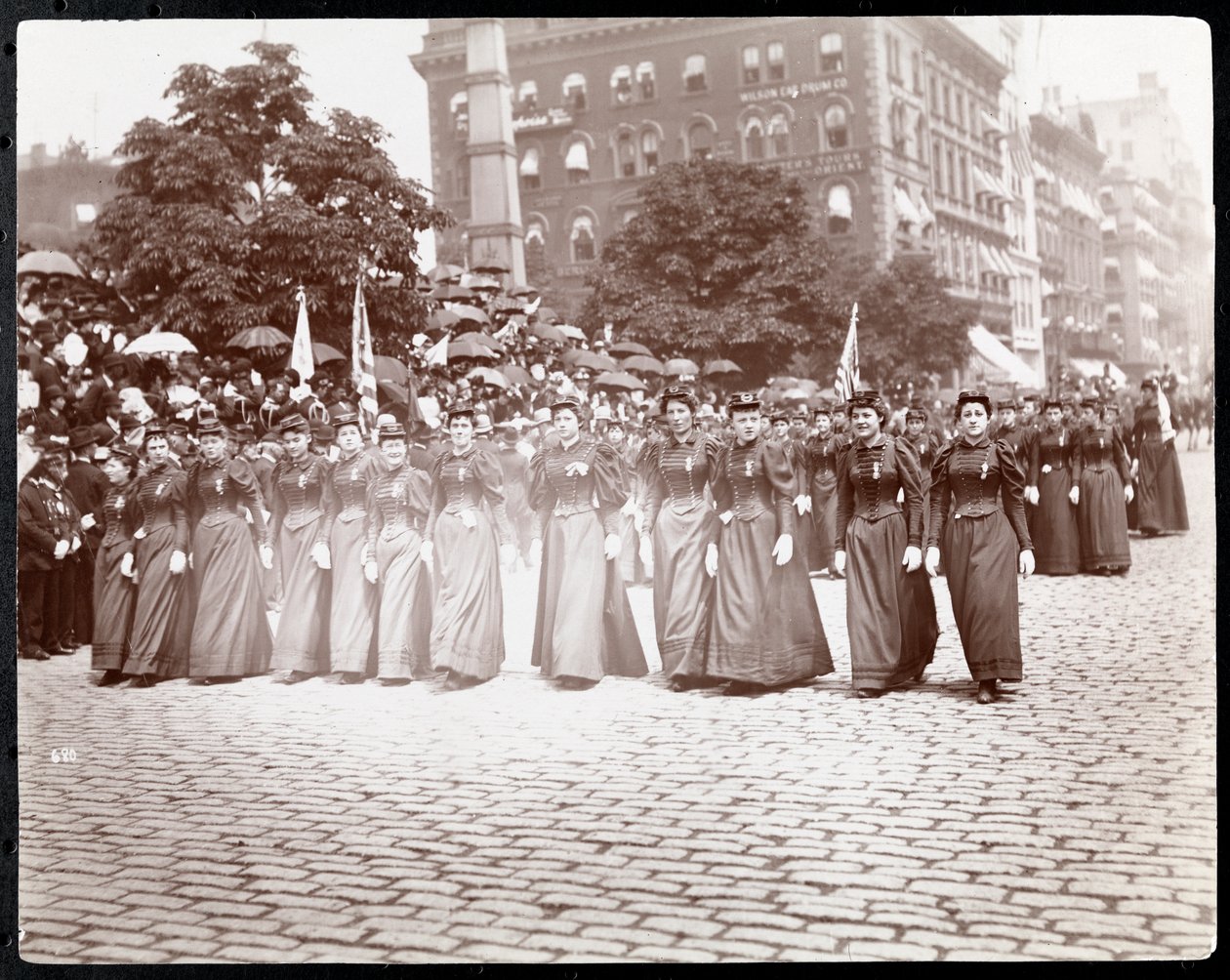 Vista das mulheres marchando em um desfile das Filhas do Grande Exército da República, Nova York, em maio de 1895 (impressão em gelatina de prata) de Byron Company