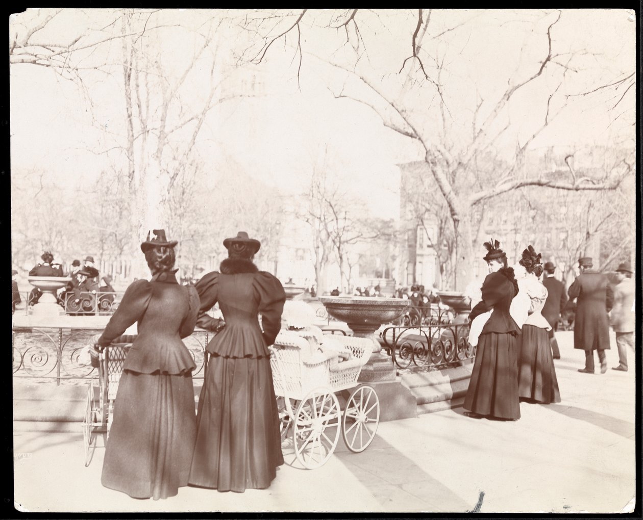 Vista, de, mulheres, com, carruagens bebê, em, um, chafariz, em, madison, quadrado, parque, nova iorque, c.1905, (silver, gelatin, print) de Byron Company