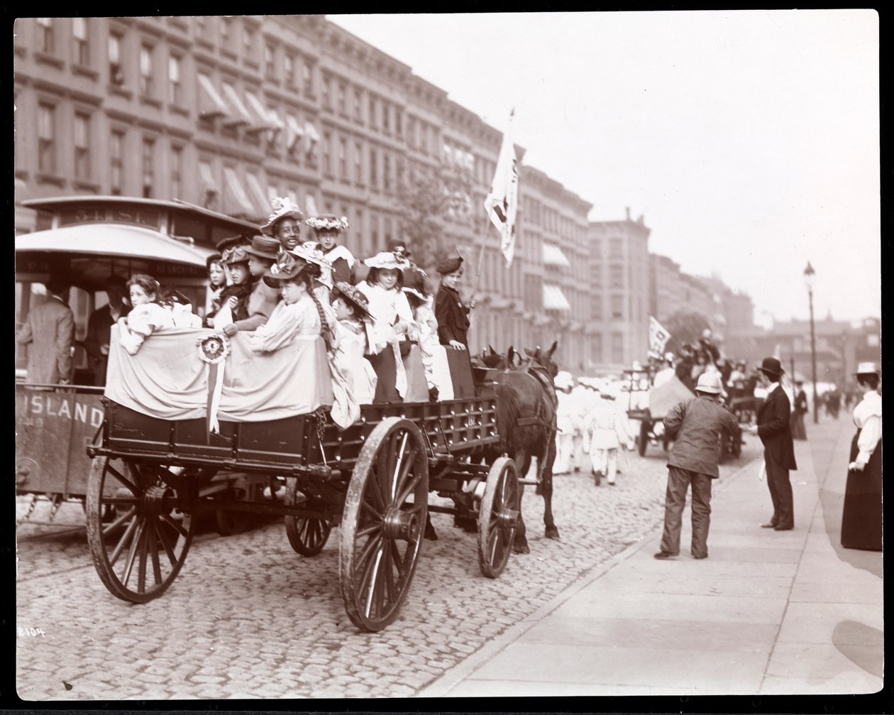 Vista, de, mulheres jovens, em, um, carreta, em, a, rua, limpadores, parada, ligado, 34th, rua, perto, 4th, avenida, nova iorque, 1896, (silver, gelatin, print) de Byron Company