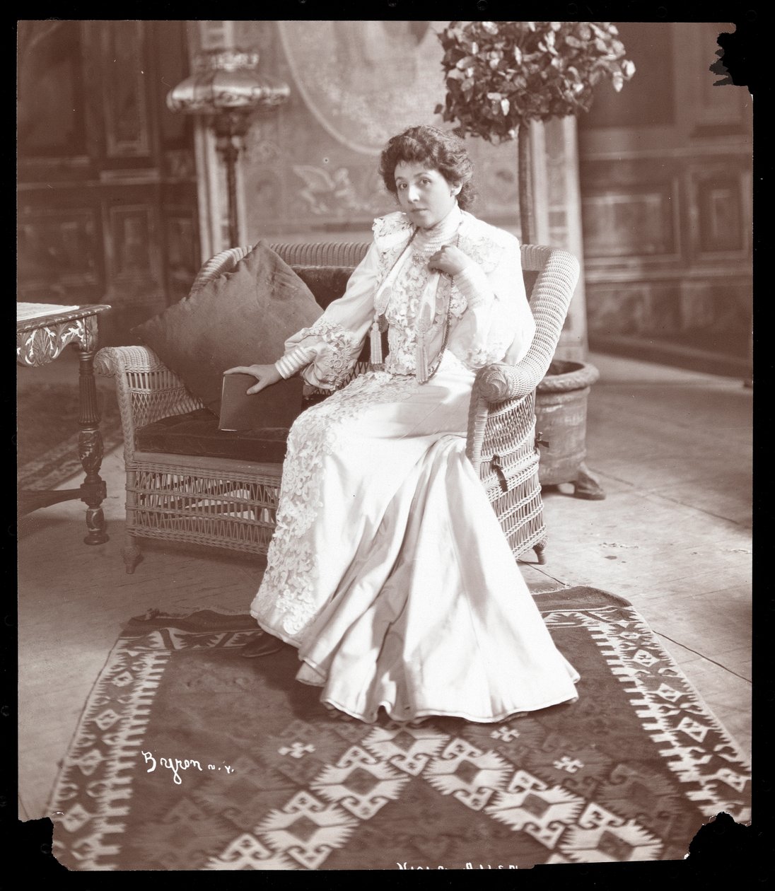 Viola Allen, c.1903 (impressão de gelatina de prata) de Byron Company