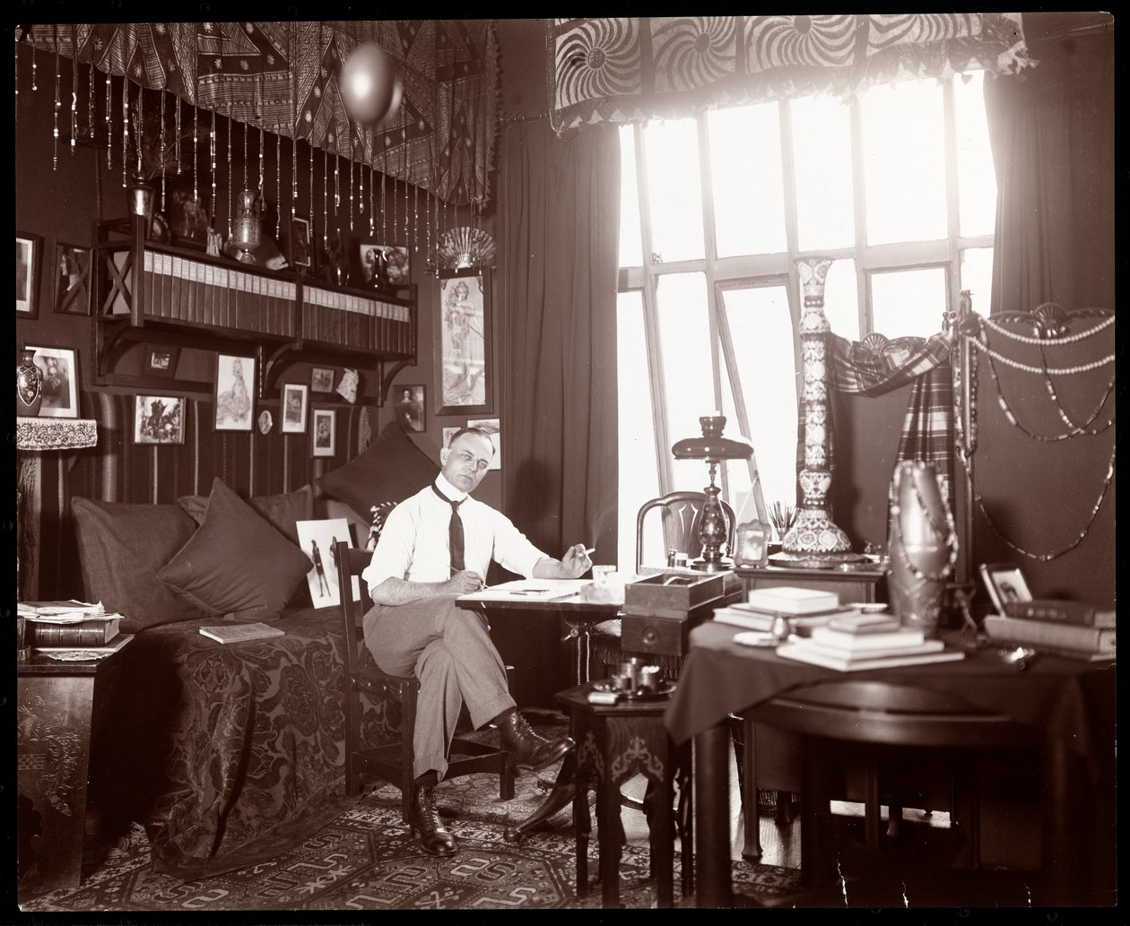 Will R. Barnes desenhando em seu estúdio, c.1900 (impressão em gelatina de prata) de Byron Company