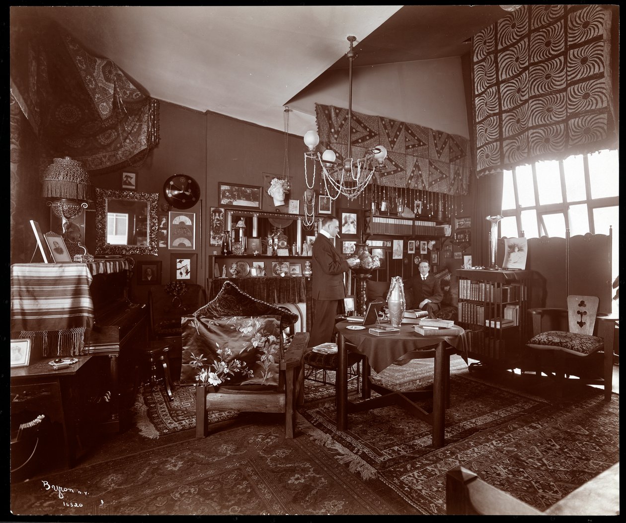 Will R. Barnes em seu estúdio, 1903 (impressão de gelatina de prata) de Byron Company