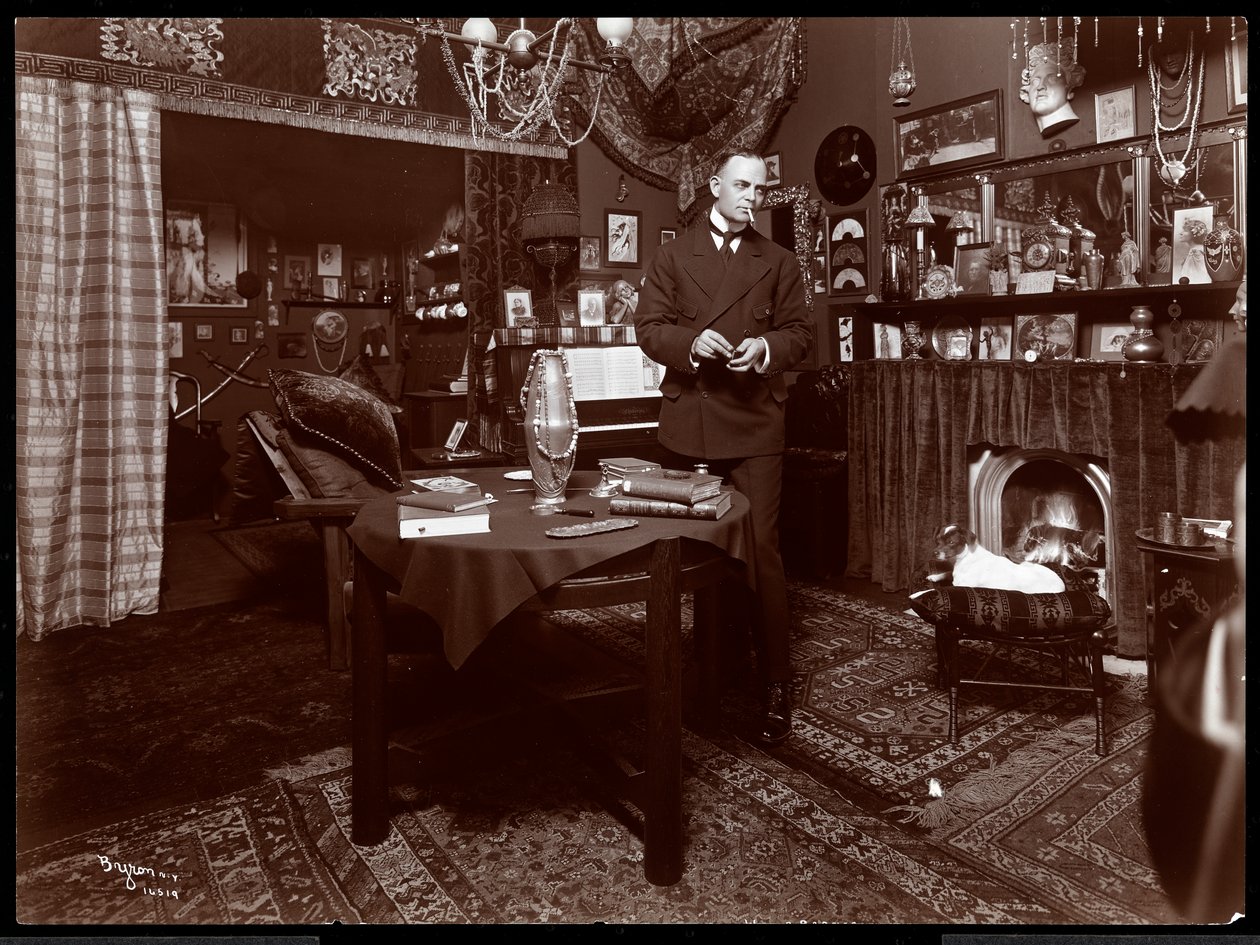 Será R. Barnes em pé em uma mesa em seu estúdio, 1903 (impressão de gelatina de prata) de Byron Company