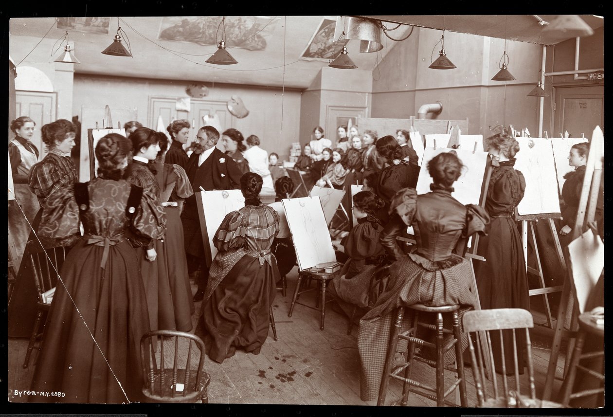 William Chase ensinando uma aula de arte ou estudantes do sexo feminino, 1896-98 (impressão de gelatina de prata) de Byron Company
