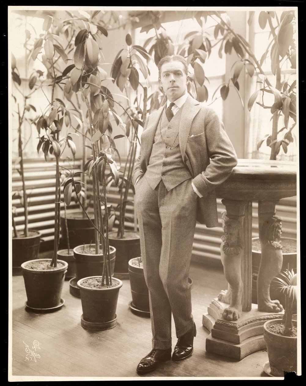 William Faversham em seu conservatório, c.1914 (impressão de gelatina de prata) de Byron Company