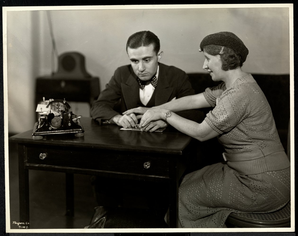 Mulher ensinando um homem cego a ler braile na New York Association for the Blind, 111 East 59th Street, Nova York, 1935 (impressão em gelatina prateada) de Byron Company