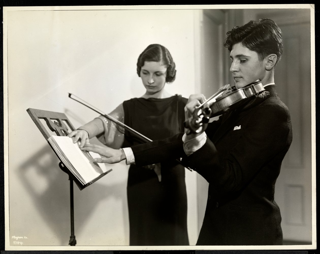 Mulher ensinando um jovem cego a tocar violino na Associação Nova York para os Cegos, 111 East 59th Street, Nova York, 1936 (impressão em gelatina de prata) de Byron Company