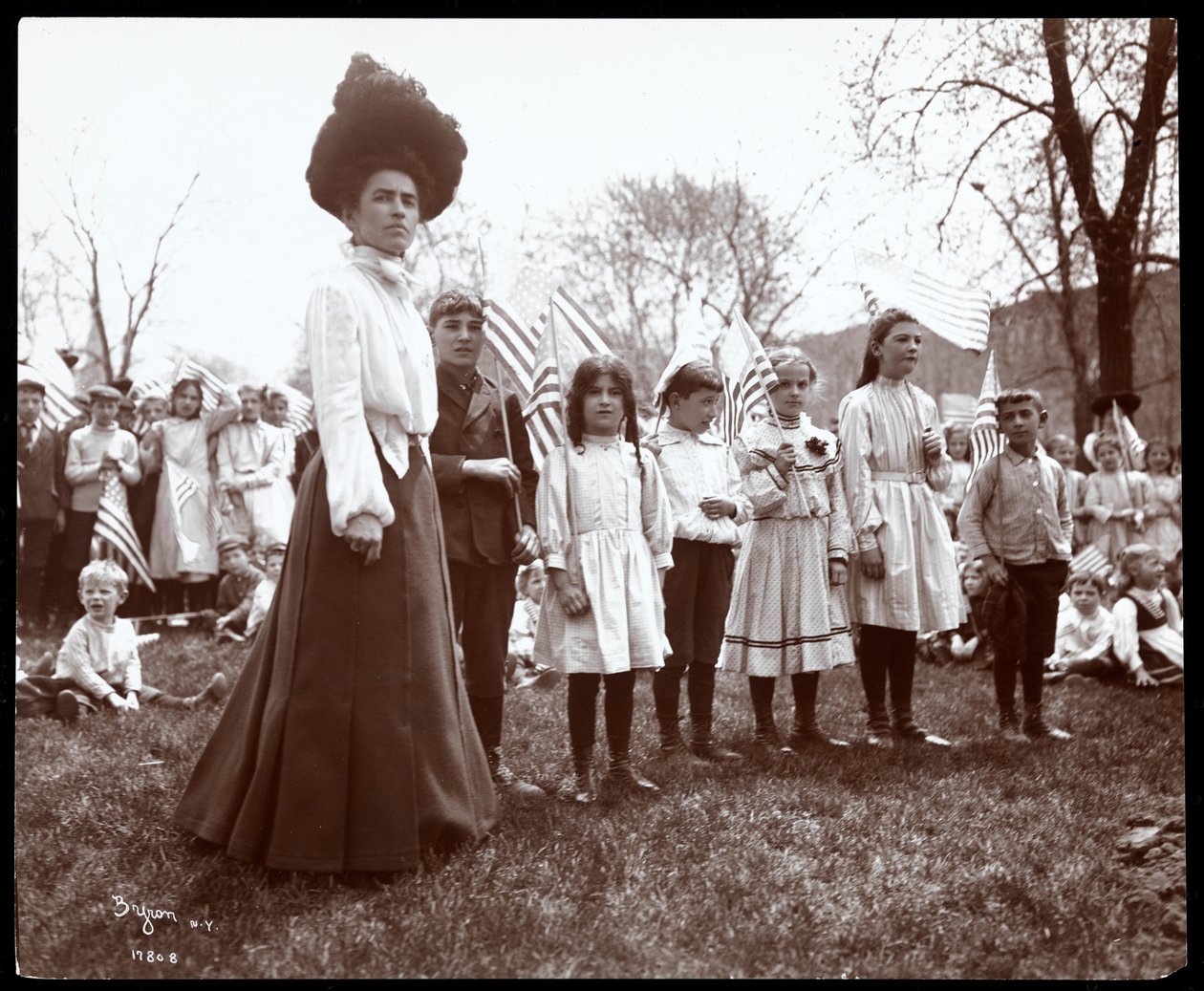 Mulher, com, crianças, segurando, bandeiras, ligado, dia mandril, em, Tompkins, quadrado, parque, nova iorque, 1904, (silver, gelatin, print) de Byron Company