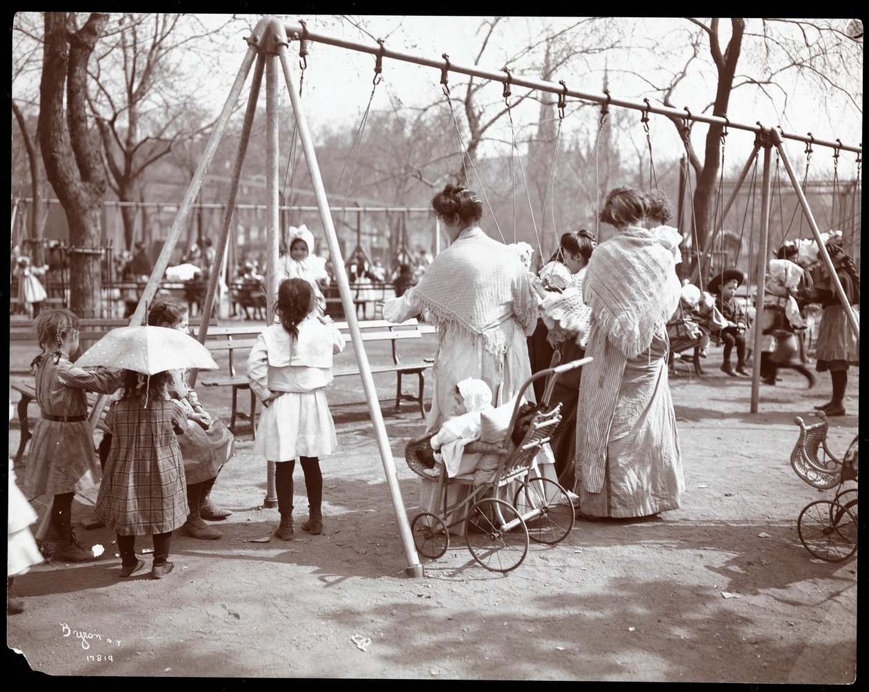 Mulheres e crianças nos balanços no dia da árvore, Tompkins Square Park, Nova York, 1904 (impressão de gelatina de prata) de Byron Company