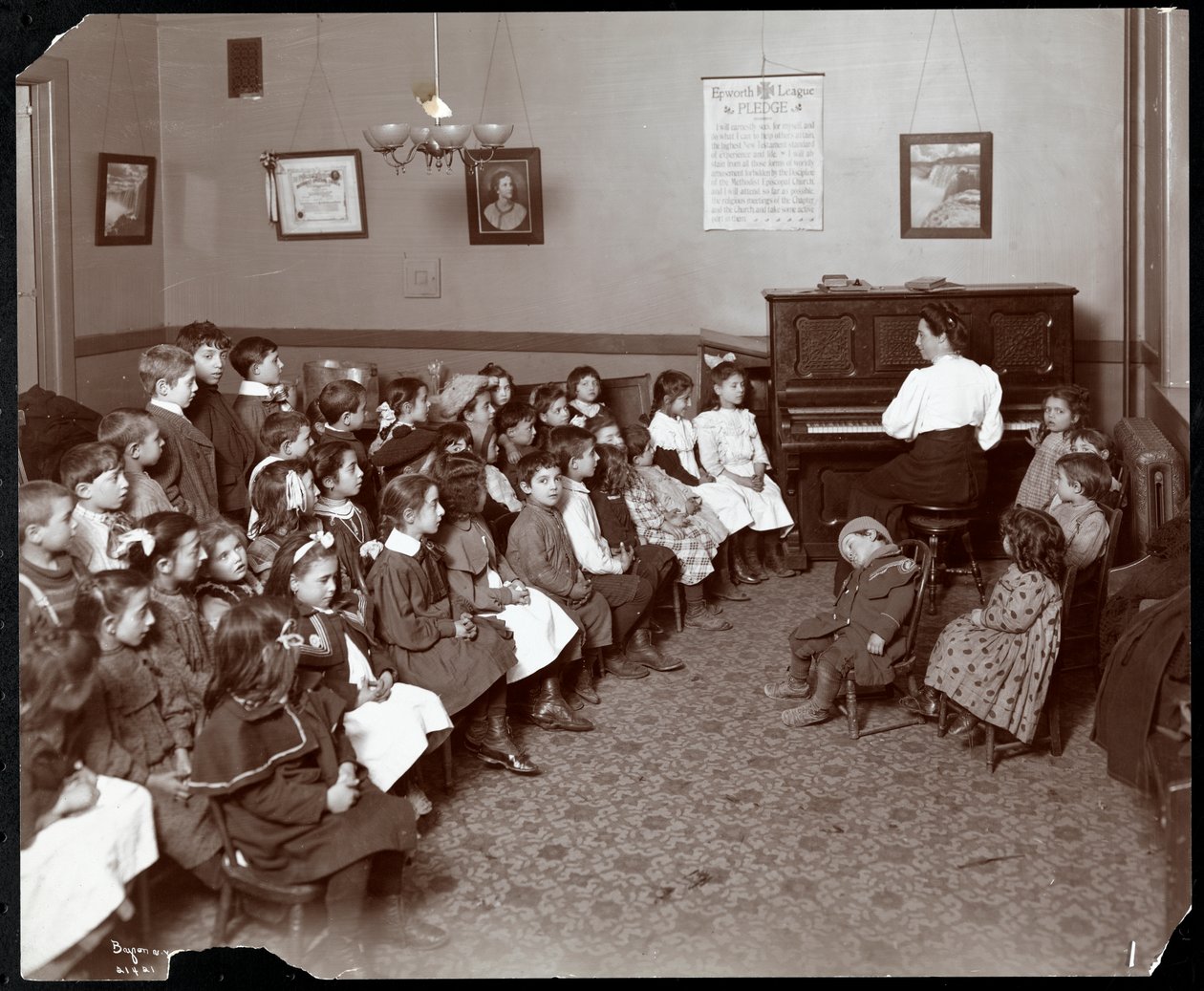 Mulheres e crianças em um quarto com flores no National Fruit und Flower Guild, 247 Spring Street, Nova York, 1906 (impressão de gelatina de prata) de Byron Company