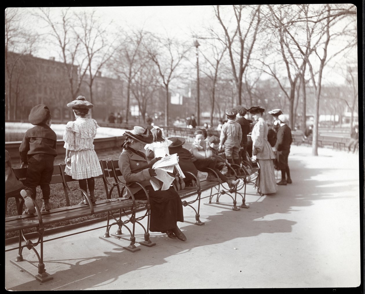Mulheres e crianças em bancos de parque em Union Square, Nova York, 1903 (impressão em gelatina de prata) de Byron Company
