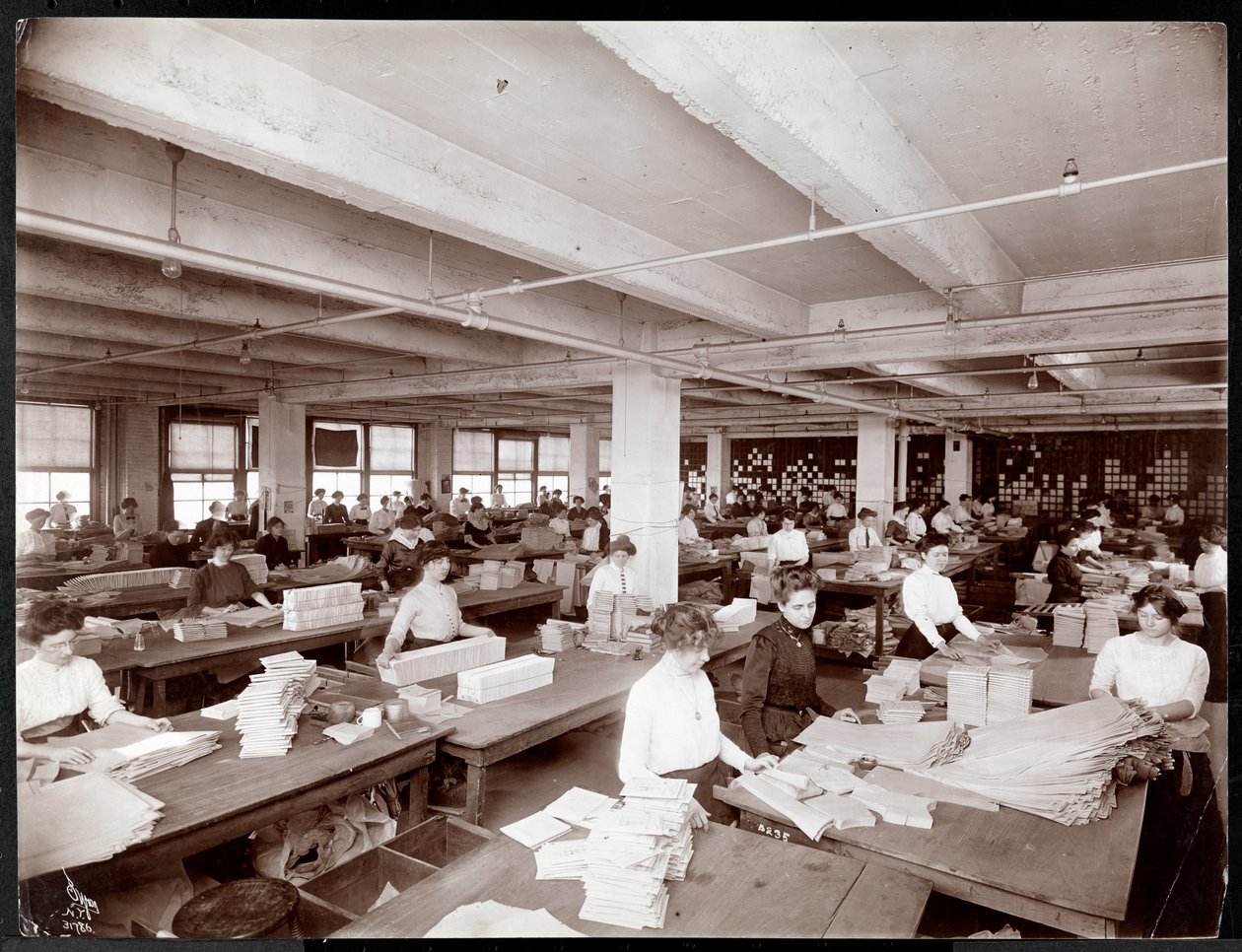 Padrões de embalagem para mulheres na McCall&39;s Magazine, Nova York, 1913 (impressão em gelatina de prata) de Byron Company