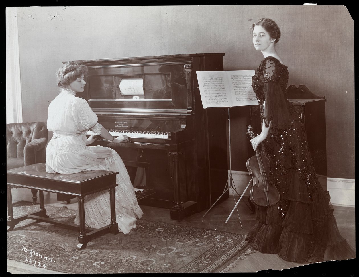 Mulheres tocando piano e violino, Nova York, 1907 (estampa de gelatina prateada) de Byron Company