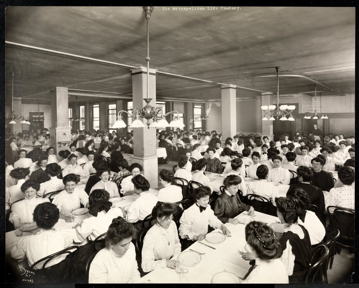 Mulheres sentadas para uma refeição no restaurante do Metropolitan Life Insurance Co. na 23rd Street e Madison Avenue, Nova York, 1907 (impressão em gelatina de prata) de Byron Company