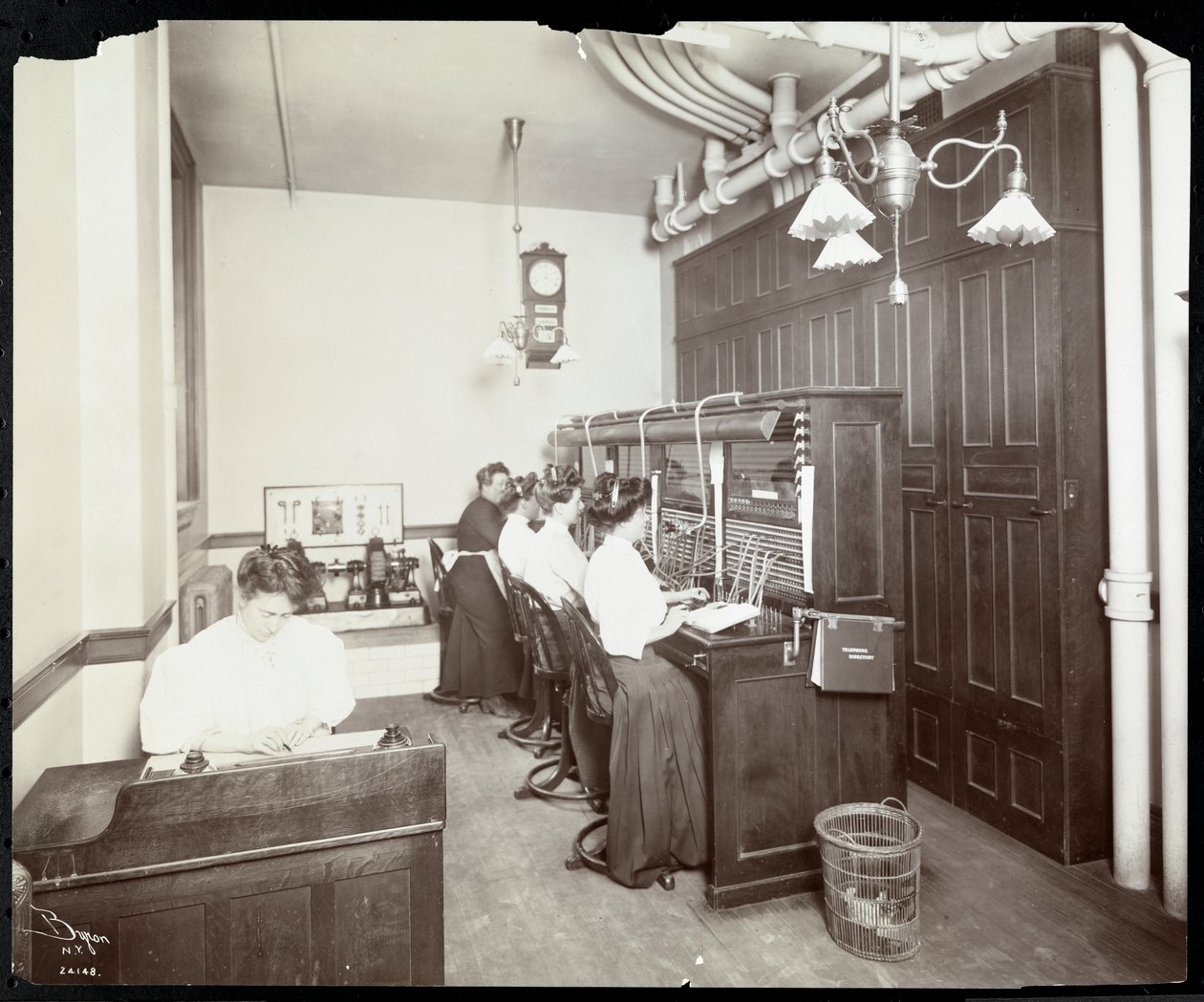 Mulheres que trabalham no painel de controle da Metropolitan Life Insurance Co. na 23rd Street e Madison Avenue, Nova York, 1907 (impressão em gelatina de prata) de Byron Company