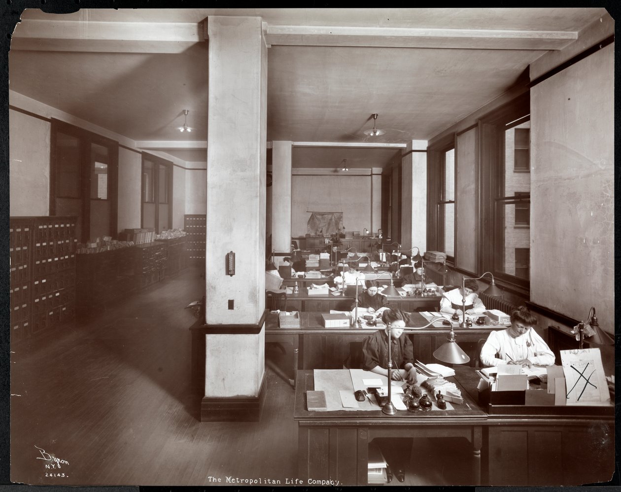 Mulheres trabalhando em um escritório na Metropolitan Life Insurance Co. na 23rd Street e Madison Avenue, Nova York, 1907 (impressão em gelatina de prata) de Byron Company