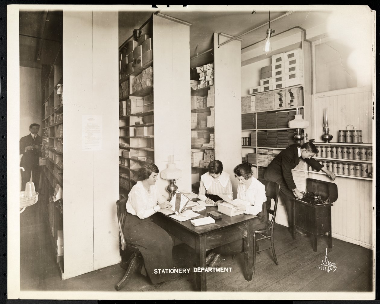 Mulheres que trabalham no departamento de artigos de papelaria da Mantle Lamp Co. of America, Nova York, 1915-16 (papel de gelatina de prata) de Byron Company