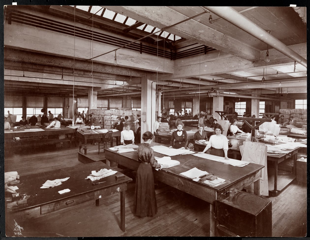 Mulheres trabalhando em padrões na McCall&39;s Magazine, Nova York, 1913 (impressão em gelatina de prata) de Byron Company