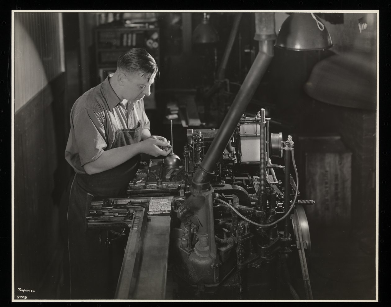 Trabalhando em uma máquina monotipo na Unz und Co., 24 Beaver Street, Nova York, 1932 (impressão em gelatina de prata) de Byron Company