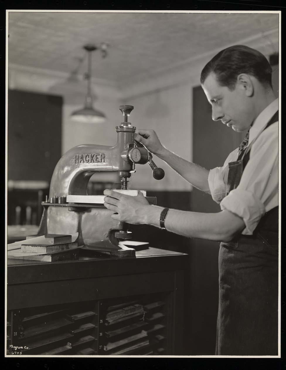 Trabalhando em tipo na Unz und Co., 24 Beaver Street, Nova York, 1932 (impressão em gelatina de prata) de Byron Company