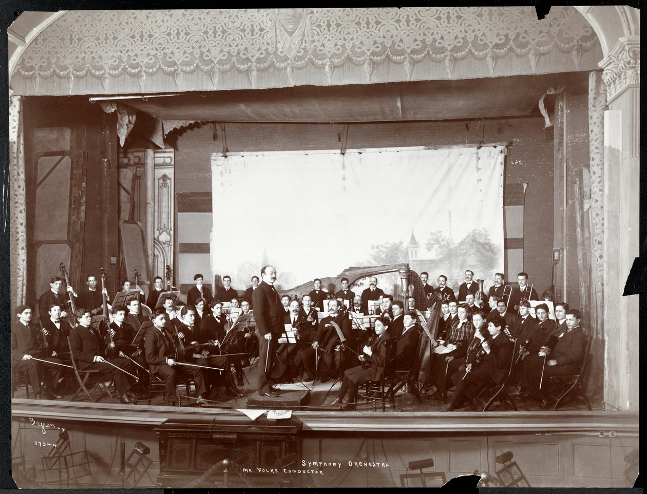 Orquestra Sinfônica Masculina no palco, Nova York, c.1901 (estampa de gelatina prateada) de Byron Company